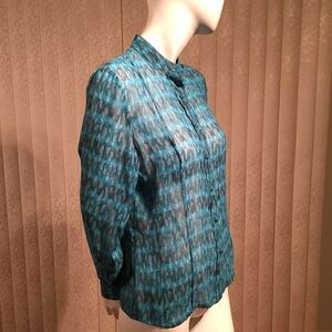 Caslon 100% silk blue squiggle button sheer M